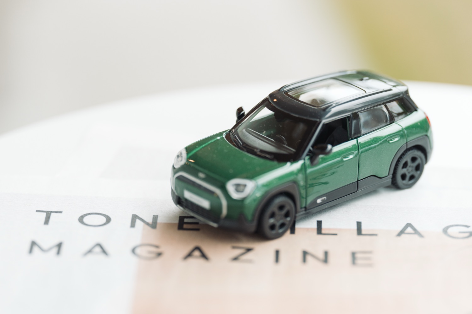 TONE VILLAGE MAGAZINE の上の、小さな MINI