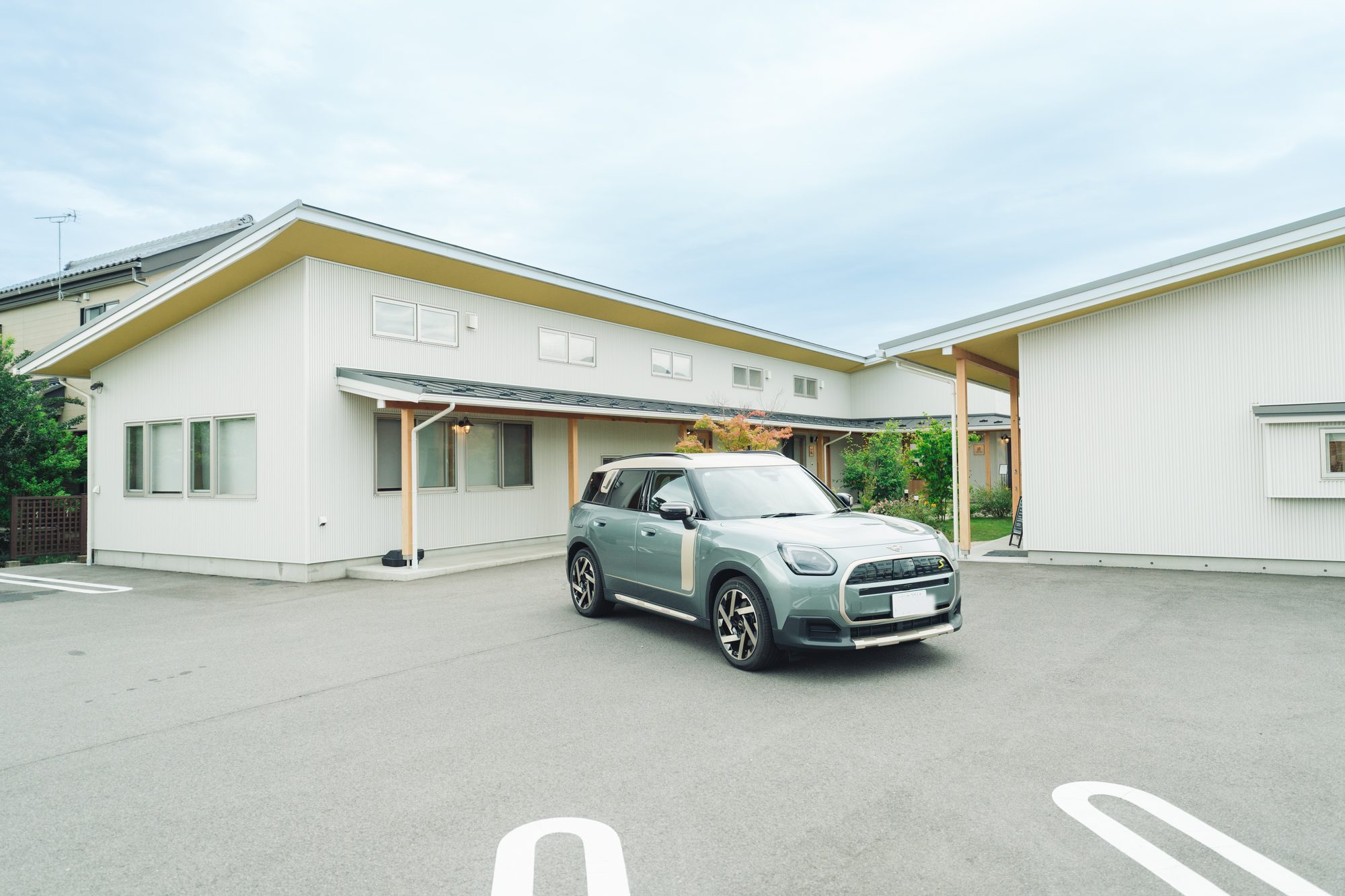 tone village の駐車場に佇む、セージグリーンの MINI